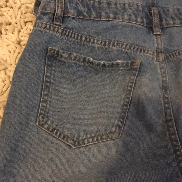 Light wash distressed denim overalls shorts - Picture 6 of 9